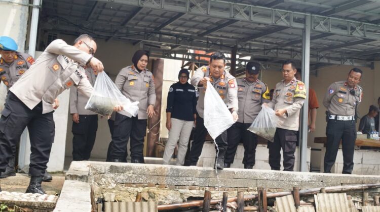 Kapolres Metro Bekasi Tebar 10.000 Benih Lele, Dukung Rantai Pasok SPPG Polri