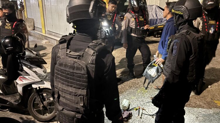 Patroli Brimob PMJ Gagalkan Dugaan Pencurian Kabel di Pademangan, Tiga Pemuda Diamankan