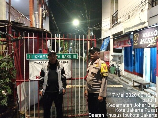 
					Patroli Dini Hari, Polisi Sambangi Poskamling RW 01 dan Ajak Warga Tingkatkan Kewaspadaan