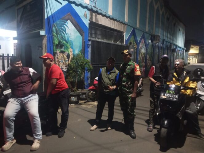 
					Ciptakan Wilayah Aman dan Kondusif, Koramil 05/Kramatjati-Makasar Gelar Patroli/Siskamling Bersama Komduk
