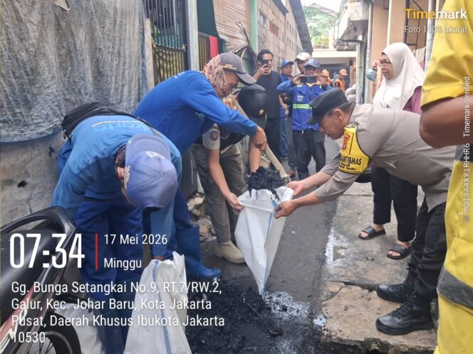 
					Kerja Bakti Gerebek Lumpur di Galur, Tiga Pilar dan Warga Bersinergi Cegah Genangan serta Jaga Kamtibmas