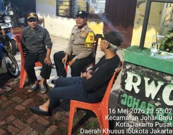 
					Polisi Sambangi Poskamling RW 09 Johar Baru, Ingatkan Tamu Wajib Lapor 1×24 Jam