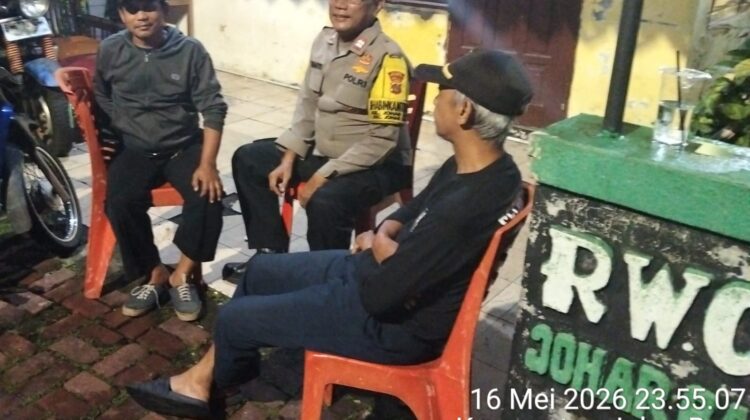 Polisi Sambangi Poskamling RW 09 Johar Baru, Ingatkan Tamu Wajib Lapor 1×24 Jam