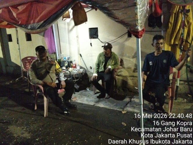 
					Jaga Wilayah Tetap Kondusif, Polisi dan Awak Poskamling Tingkatkan Kewaspadaan
