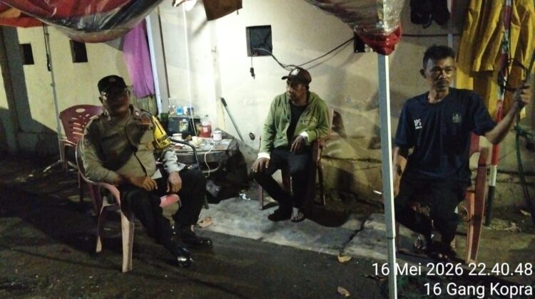 Jaga Wilayah Tetap Kondusif, Polisi dan Awak Poskamling Tingkatkan Kewaspadaan