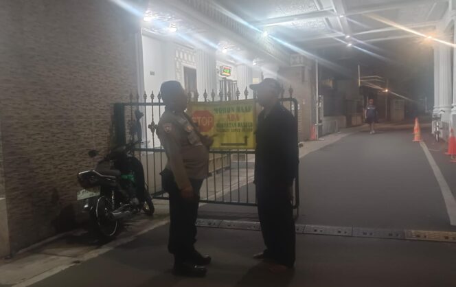 
					Sambang Dini Hari, Polisi dan Warga Cempaka Putih Perkuat Pos Satkamling demi Lingkungan Aman