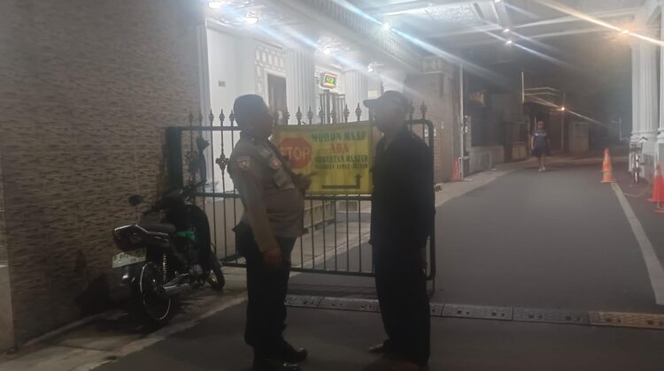Sambang Dini Hari, Polisi dan Warga Cempaka Putih Perkuat Pos Satkamling demi Lingkungan Aman