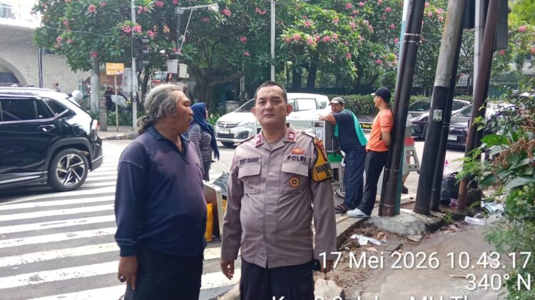 Patroli Dialogis di Jalan Blora, Bhabinkamtibmas Menteng Ajak Ojol dan Warga Waspada Kejahatan Jalanan