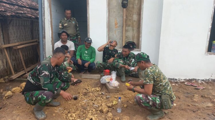 Hangatnya Kebersamaan Satgas TMMD dan Warga di Rumah Program RTLH