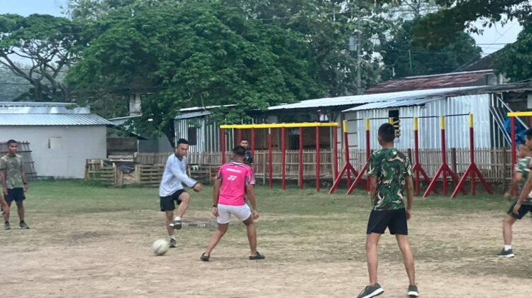 Hangatnya Kebersamaan di Sisa Waktu 3 Hari Satgas TMMD 128 Bersama Anak-Anak Desa Godo,Bermain Sepak Bola