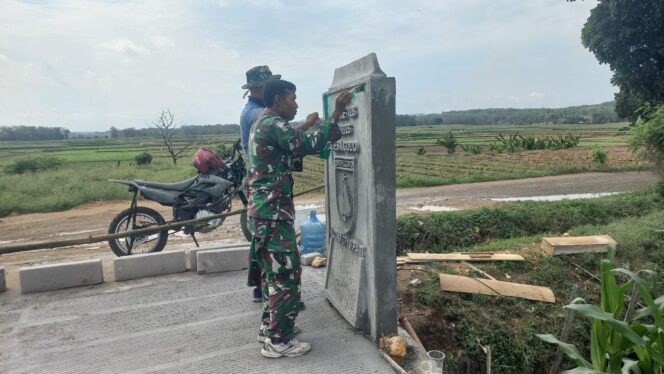 
					Pengecatan Tugu Prasasti TMMD Reguler ke-128 Kodim Pati Jadi Penanda Semangat Pengabdian