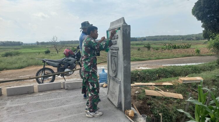 Pengecatan Tugu Prasasti TMMD Reguler ke-128 Kodim Pati Jadi Penanda Semangat Pengabdian