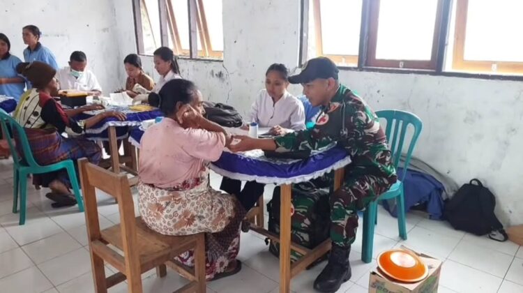 Yonarmed 12 Kostrad Peduli Kesehatan Perbatasan, Pos Kewar Gelar Posyandu untuk Balita dan Lansia