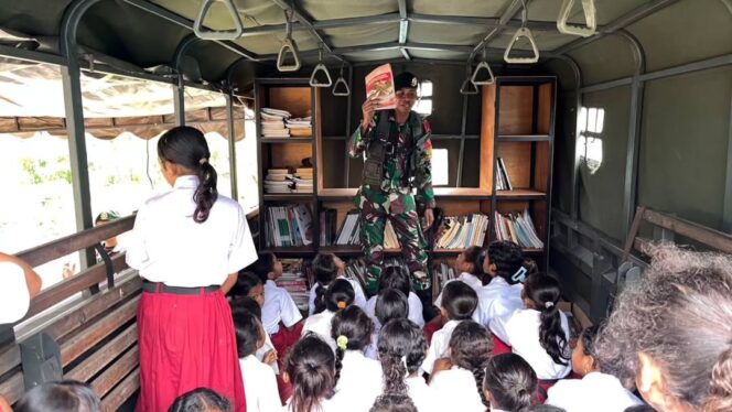 
					TNI Datang, Literasi Terang: Satgas Pamtas Yonarhanud 2 Kostrad Kobarkan Semangat Membaca di SDK Buk Melalui Smart Car