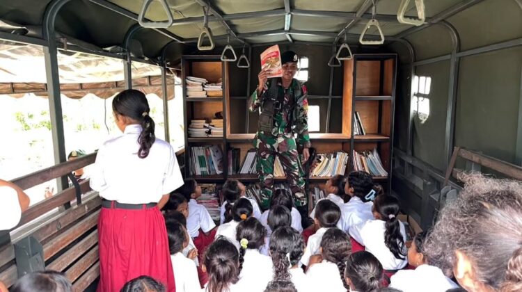 TNI Datang, Literasi Terang: Satgas Pamtas Yonarhanud 2 Kostrad Kobarkan Semangat Membaca di SDK Buk Melalui Smart Car