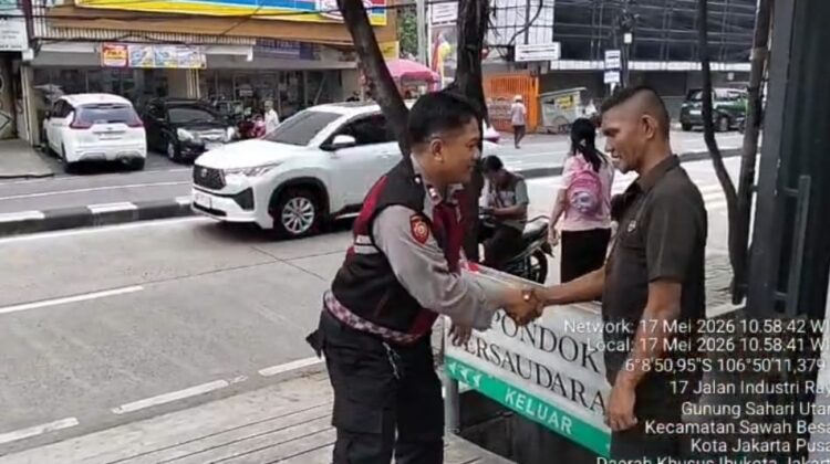 Patroli Jalan Kaki Unit Samapta Polsek Sawah Besar di Waralaba” Polisi Rangkul Pemuda Untuk Cegah Curanmor
