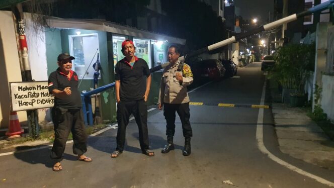 
					Perkuat Fungsi Pencegahan Polri Bhabinkamtibmas Pasar Baru Cek Pos Satkamling dan Pastikan Sistem Portalisasi Berjalan Optimal