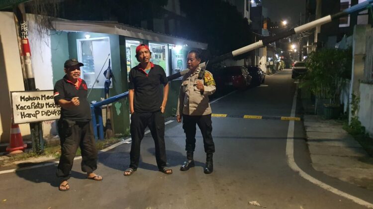 Perkuat Fungsi Pencegahan Polri Bhabinkamtibmas Pasar Baru Cek Pos Satkamling dan Pastikan Sistem Portalisasi Berjalan Optimal
