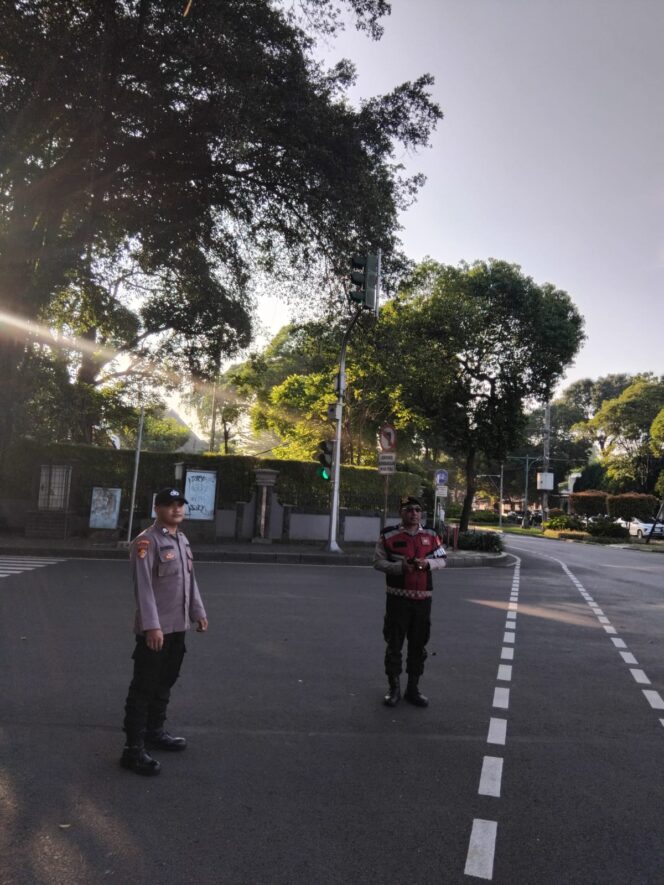 
					Personel Patmor Menteng dan Tim Patroli 1041 Urai Kepadatan Pagi di Tl Taman Suropati