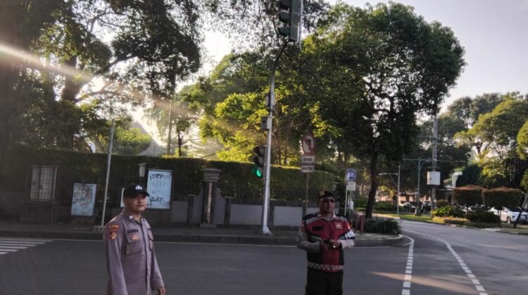 Personel Patmor Menteng dan Tim Patroli 1041 Urai Kepadatan Pagi di Tl Taman Suropati
