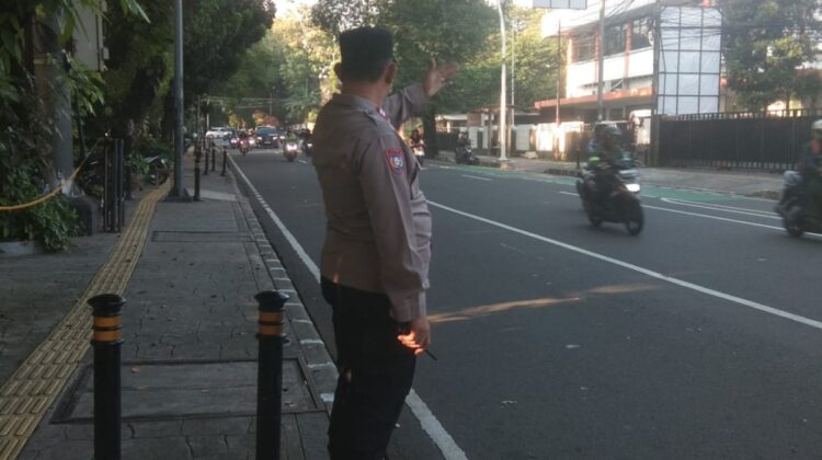 Bhabinkamtibmas Menteng Hadir Pagi Hari, Arus Lalin di Tl Cik Ditiro Tetap Tertib