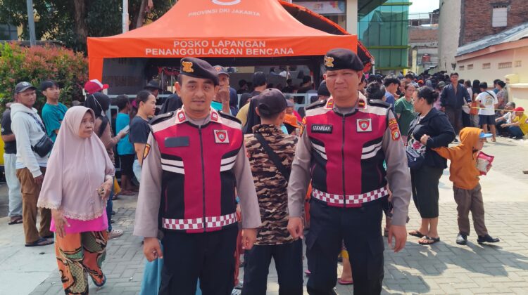 Patroli Jalan Kaki Humanis, Samapta Polsek Johar Baru Amankan Pembagian Sembako di Tanah Tinggi