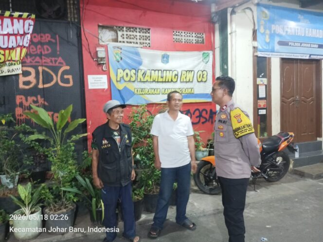 
					Saat Kota Terlelap, Polisi dan Satkamling Kampung Rawa Tetap Siaga Jaga Lingkungan