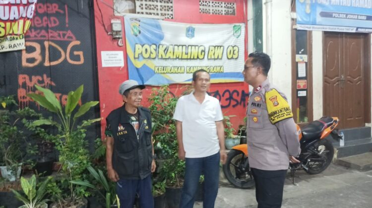 Saat Kota Terlelap, Polisi dan Satkamling Kampung Rawa Tetap Siaga Jaga Lingkungan