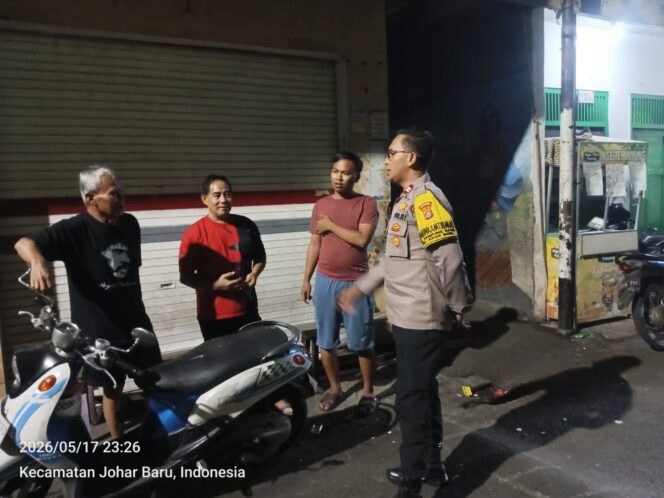 
					Jelang Tengah Malam, Polisi Sambangi Permukiman Warga Kampung Rawa Perkuat Cooling System