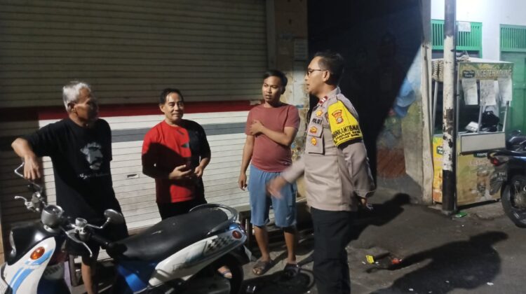 Jelang Tengah Malam, Polisi Sambangi Permukiman Warga Kampung Rawa Perkuat Cooling System