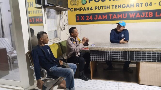 
					Sambang Dini Hari ke Pos Satkamling, Polisi dan Warga Cempaka Putih Timur Perkuat Keamanan Lingkungan