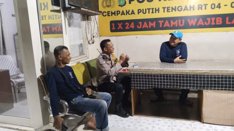 Sambang Dini Hari ke Pos Satkamling, Polisi dan Warga Cempaka Putih Timur Perkuat Keamanan Lingkungan