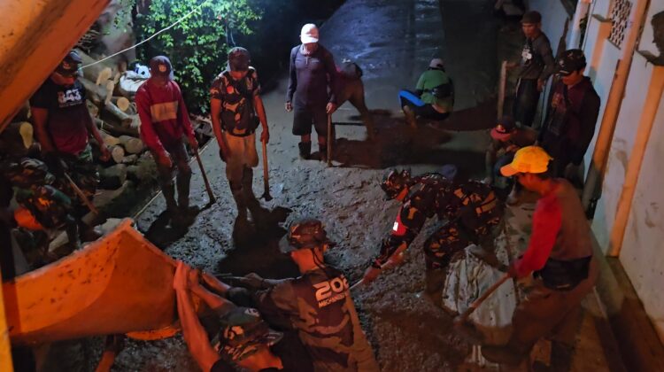 Jelang Penutupan TMMD Ke-128, Satgas dan Warga Kebut Pengecoran Jalan Utama Jl. Simin Gaer Jatirangga.