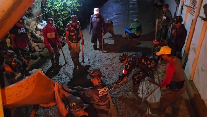 
					Jelang Penutupan TMMD Ke-128, Satgas dan Warga Kebut Pengecoran Jalan Utama Jl. Simin Gaer Jatirangga.