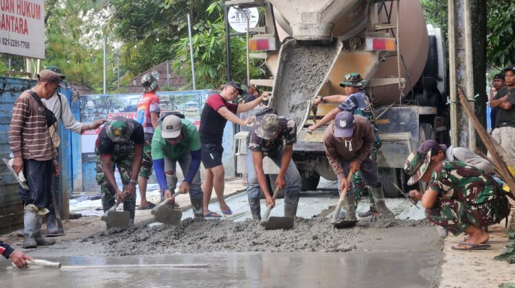 Keringat Mengalir, Jalan Terbentang: Dedikasi Satgas TMMD 128 dan Warga Bekasi di Jalan Simin Gaer