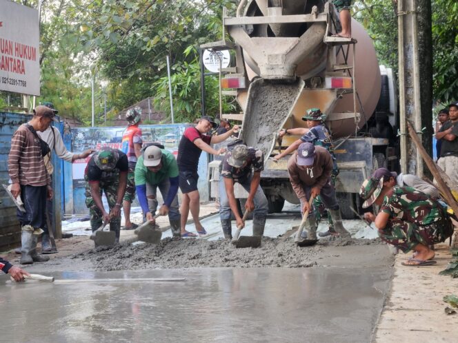 
					Keringat Mengalir, Jalan Terbentang: Dedikasi Satgas TMMD 128 dan Warga Bekasi di Jalan Simin Gaer