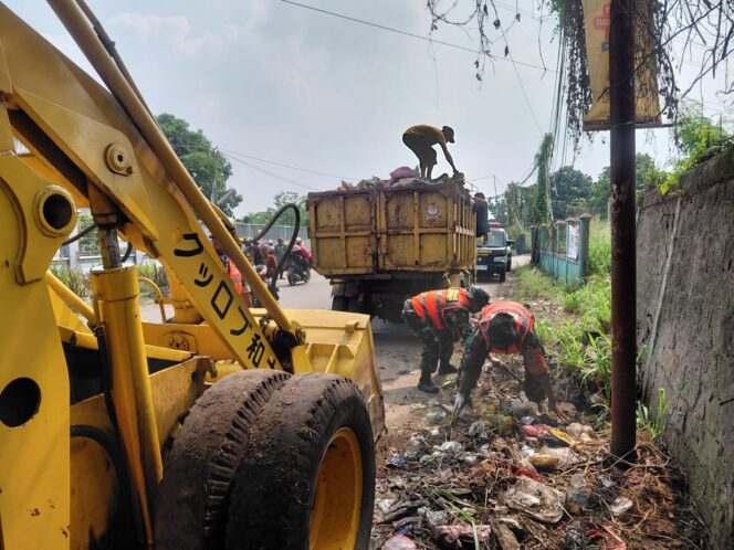 
					Satgas Sampah Koramil 02/Curug Turun Tangan, Bersihkan Lingkungan di Desa Kadu