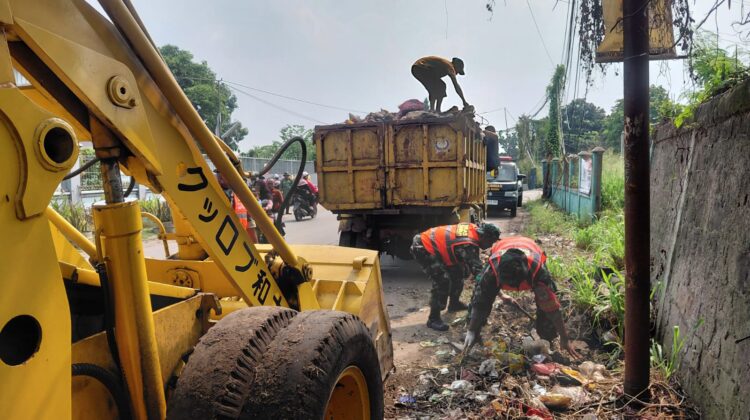 Satgas Sampah Koramil 02/Curug Turun Tangan, Bersihkan Lingkungan di Desa Kadu