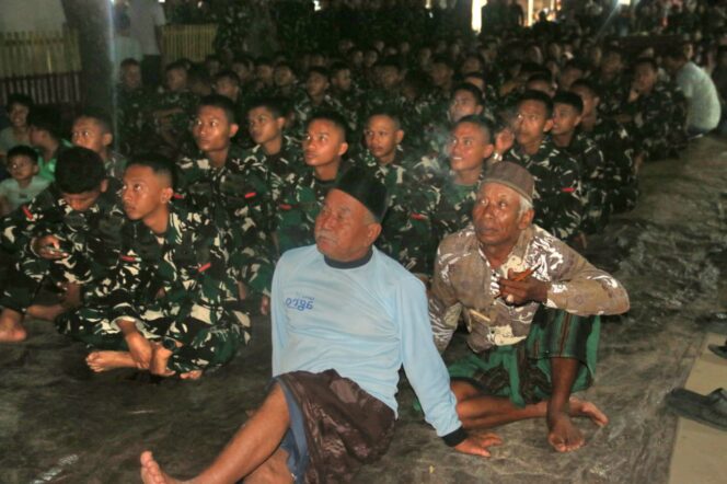 
					Kebersamaan Satgas TMMD dan Warga Desa Godo Terjalin Hangat Lewat Nobar Bareng
