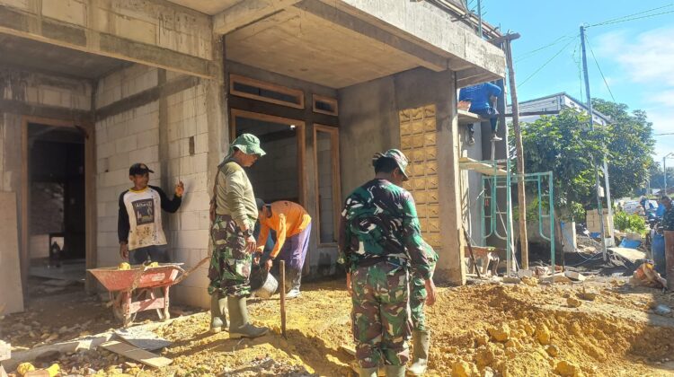 Di Tengah Terik Matahari, Satgas TMMD dan Warga Bangun Harapan Rumah Layak Huni