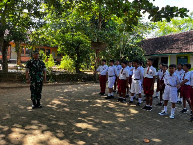 
					Danton SSK TMMD Reguler ke-128 Kodim Pati Latih PBB Siswa SDN Godo 01