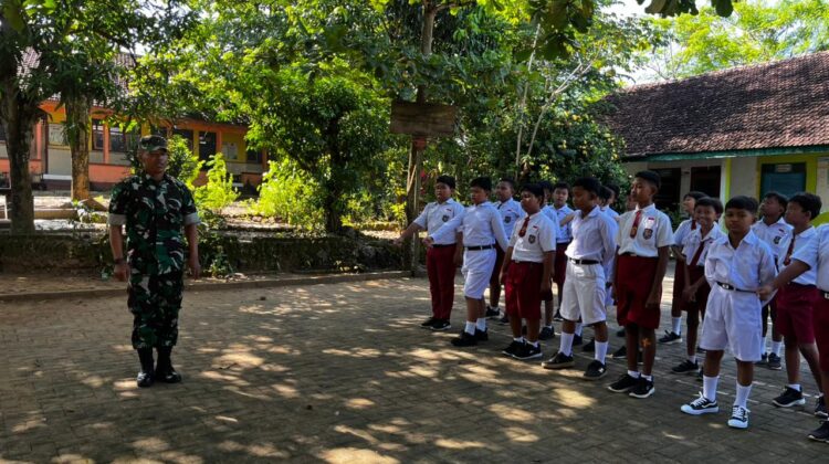 Danton SSK TMMD Reguler ke-128 Kodim Pati Latih PBB Siswa SDN Godo 01