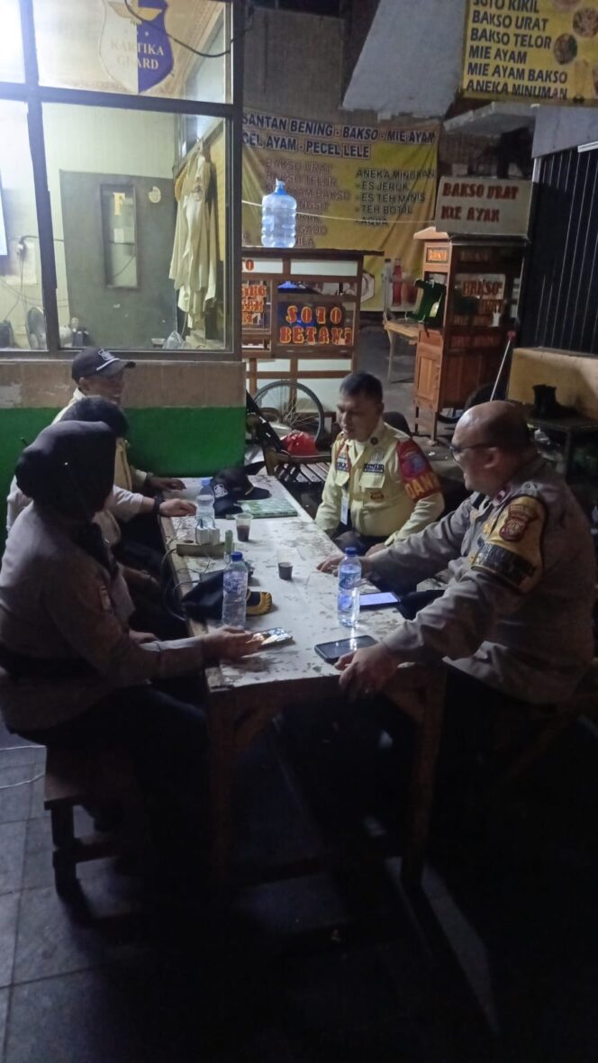 
					Kanit Binmas Bersama Bhabinkamtibmas Berikan Himbauan Kamtibmas Kepada Satpam Pasar Blok F Tanah Abang