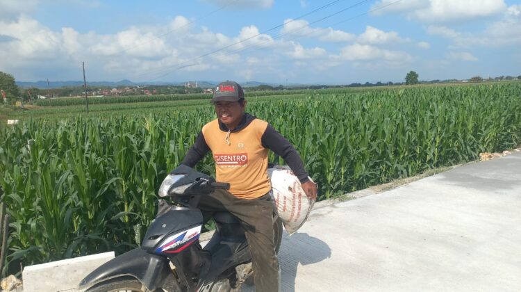 Mbah Sukardi Rasakan Manfaat Jalan Baru TMMD untuk Aktivitas Bertani