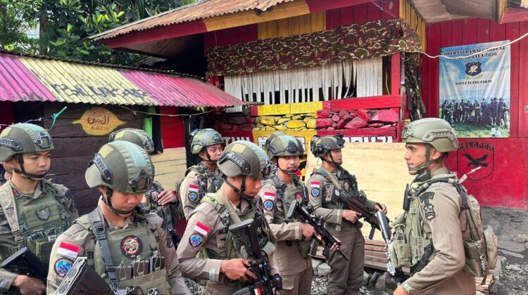 Satgas Damai Cartenz Hadir di Tengah Warga Muara Puncak Jaya Lewat Patroli Jalan Kaki