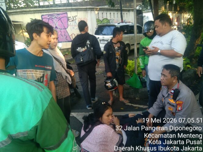 
					Gerak Cepat Kapolsubsektor Latuharhari Tolong Korban Laka Di Tl Bank Mandiri Menteng