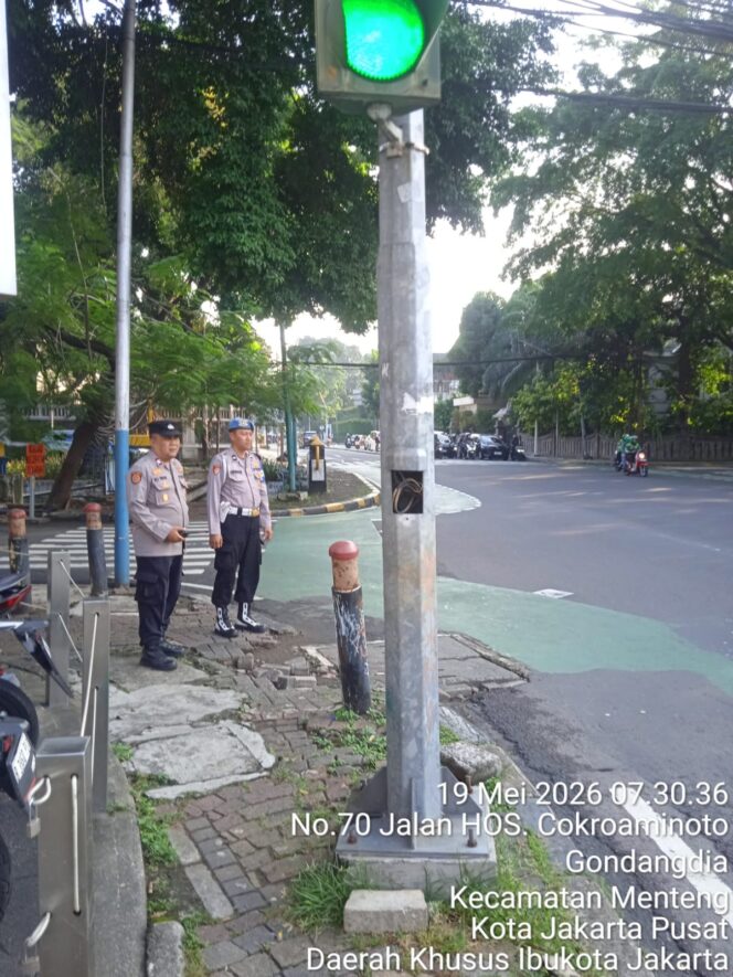 
					Dua Kapolsubsektor Menteng Kompak Urai Kepadatan Pagi di Tl Cokroaminoto