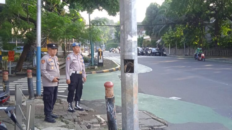 Dua Kapolsubsektor Menteng Kompak Urai Kepadatan Pagi di Tl Cokroaminoto