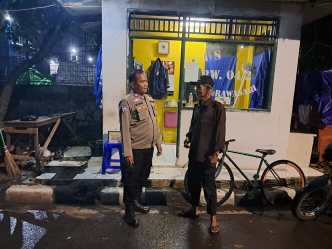 
					Sambang Humanis di Pos Satkamling Rawasari, Polisi Ajak Warga Perkuat Keamanan Lingkungan