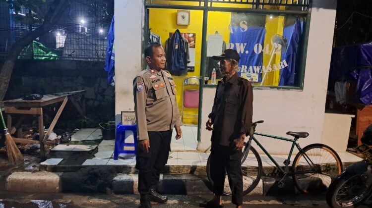 Sambang Humanis di Pos Satkamling Rawasari, Polisi Ajak Warga Perkuat Keamanan Lingkungan